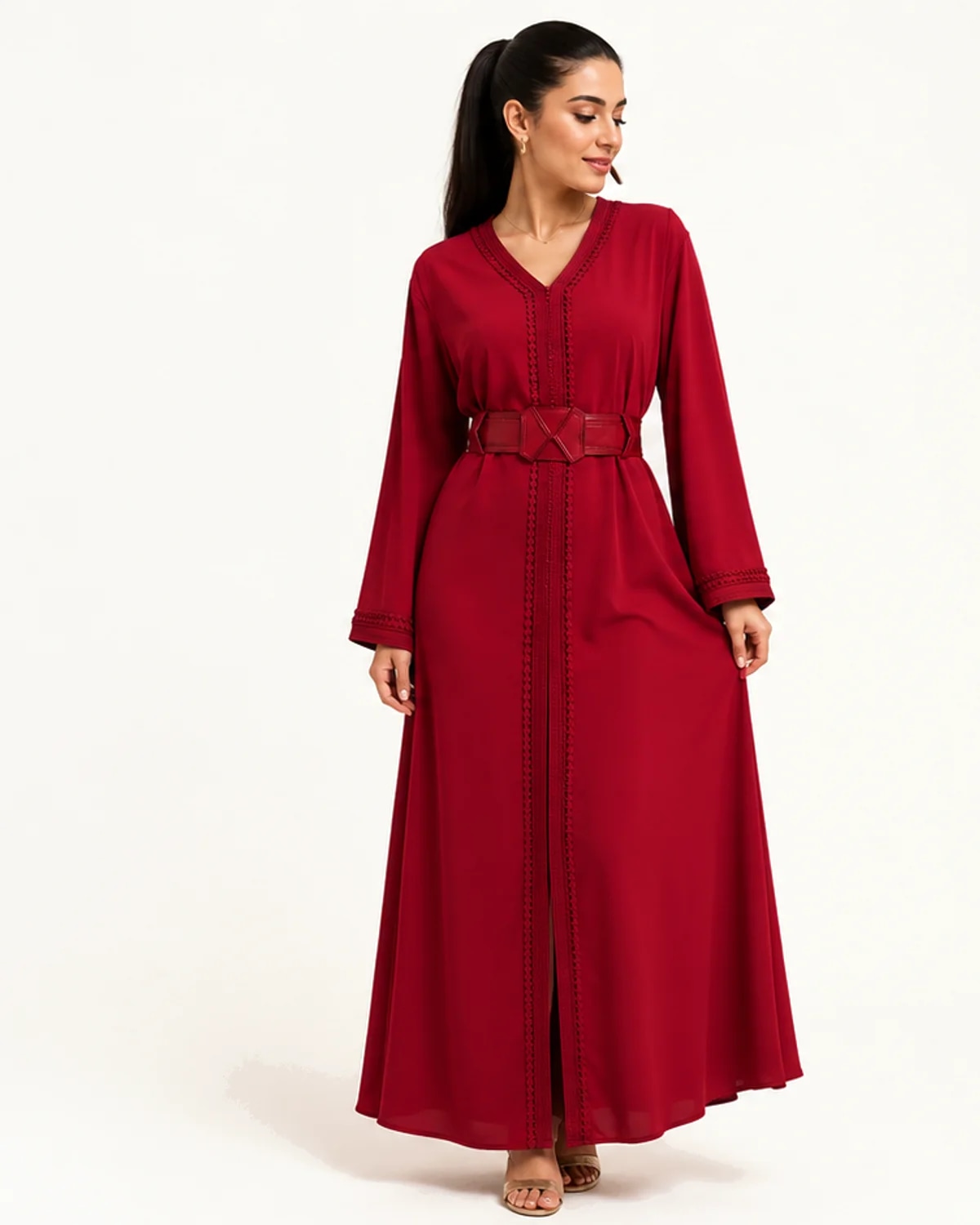 Caftan marocain rubis profond à bordure tressée et ceinture structurée, porté, vue de face