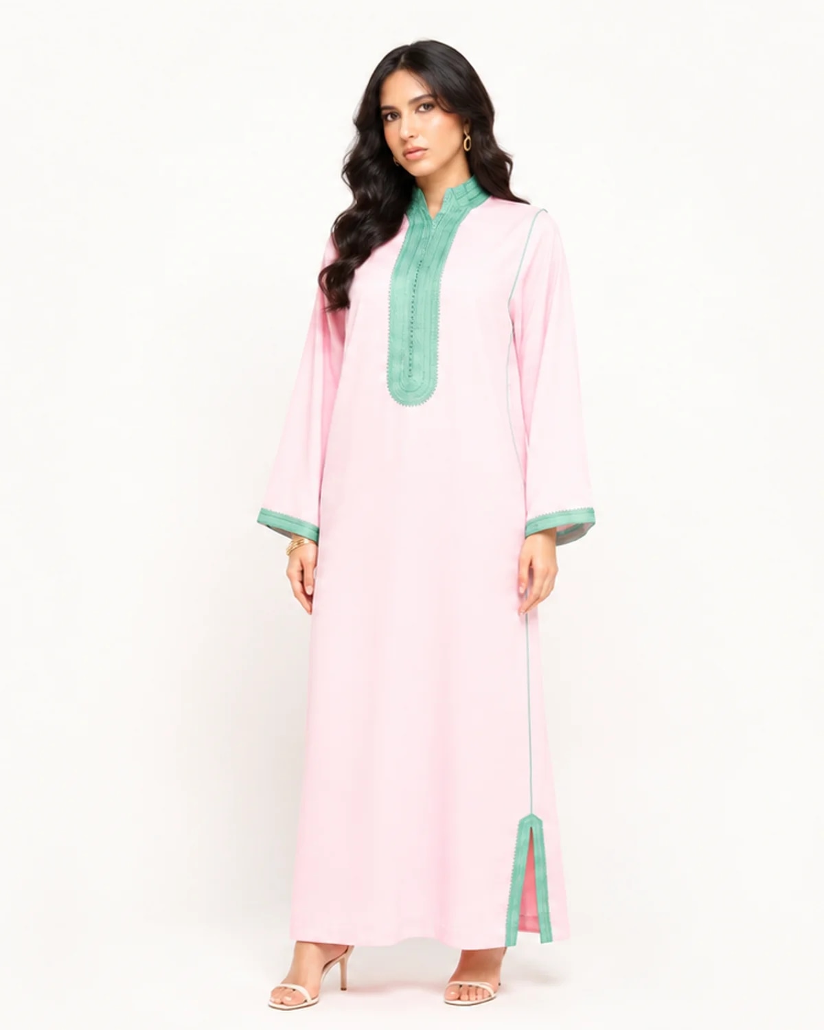 Gandoura marocaine rose poudré à col officier vert sauge et plastron sfifa, portée, vue de face