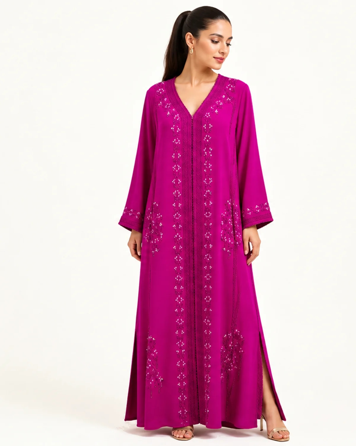 Caftan marocain fuchsia à broderie florale perlée dense, porté, vue de face