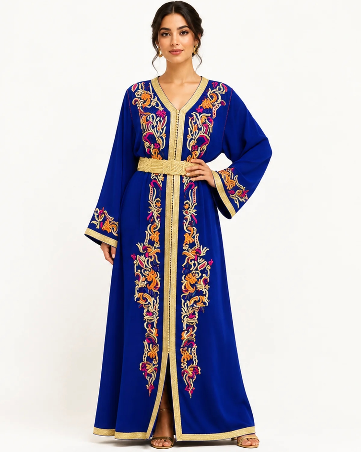 Caftan marocain bleu roi à broderie florale multicolore et ceinture dorée, porté, vue de face
