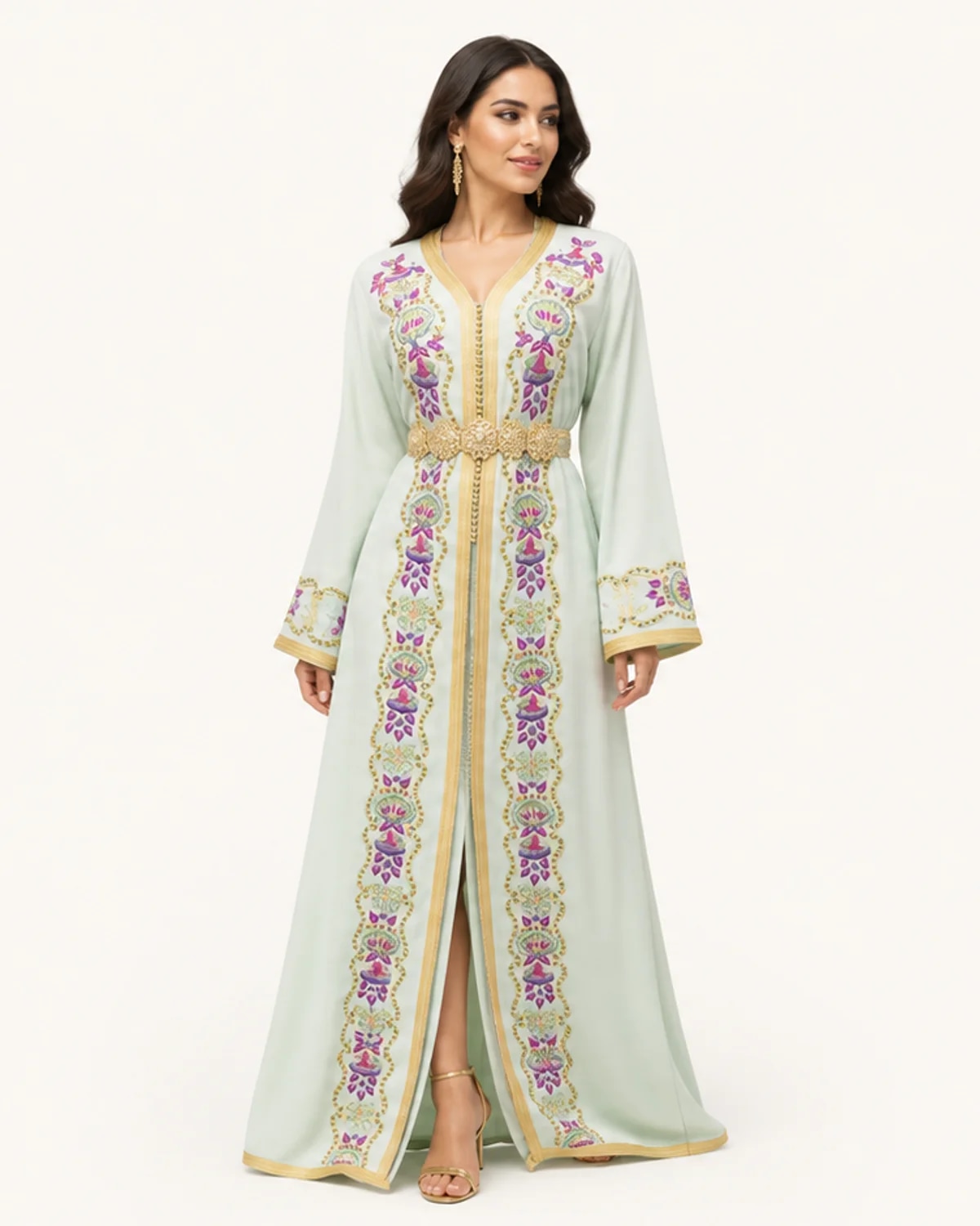 Caftan marocain vert sauge à broderie florale dorée et ceinture, porté, vue de face