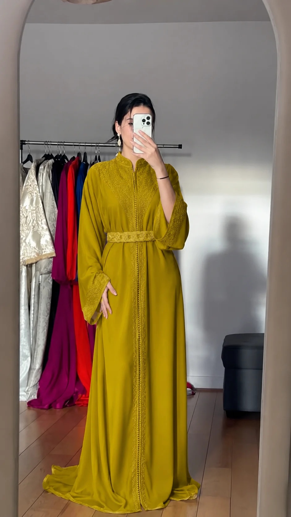 Caftan marocain moutarde doré porté ceinturé, vue miroir en boutique