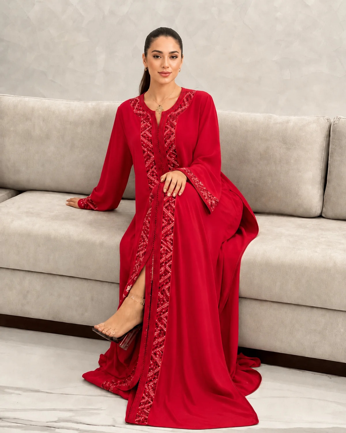 Caftan marocain rouge framboise à galon pailleté géométrique, porté assis